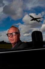 Arbejderknægt. Fra sin åbne Mercedes viser Michael Kristiansen rundt i barndomskvarteret på det Amager, der har formet ham som en fighter. Men også gjort ham til en kontrolfreak, der helst klarer tingene selv. 