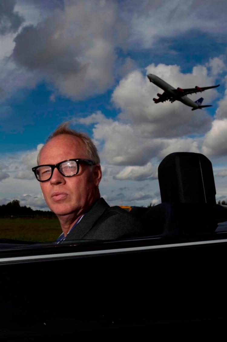 Arbejderknægt. Fra sin åbne Mercedes viser Michael Kristiansen rundt i barndomskvarteret på det Amager, der har formet ham som en fighter. Men også gjort ham til en kontrolfreak, der helst klarer tingene selv. 