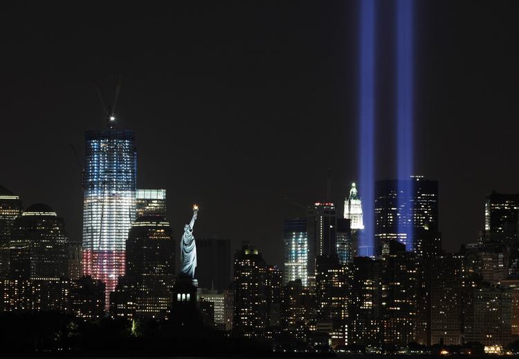 Markering. New York i går hvor to lyssøjler markerer, hvor de to tårne stod, før de styrtede sammen ved terrorangrebet i dag for ti år siden. 