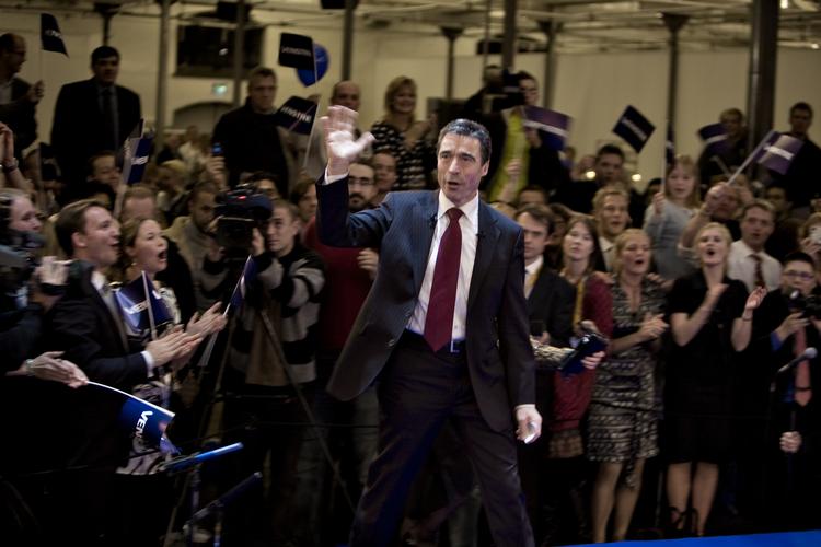 Valgfest. Intet luner et blodrigt parlamentarisk hjerte som en valgsejr. Her er det tidligere statsminister Fogh Rasmussen, der vinker 2007-valgglæden ud. 