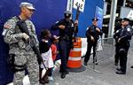 BEVOGNING. Betjente og soldat fotograferet nær World Trade Center-grunden op til ti-årsdagen for islamisters terrorangreb på New York. 