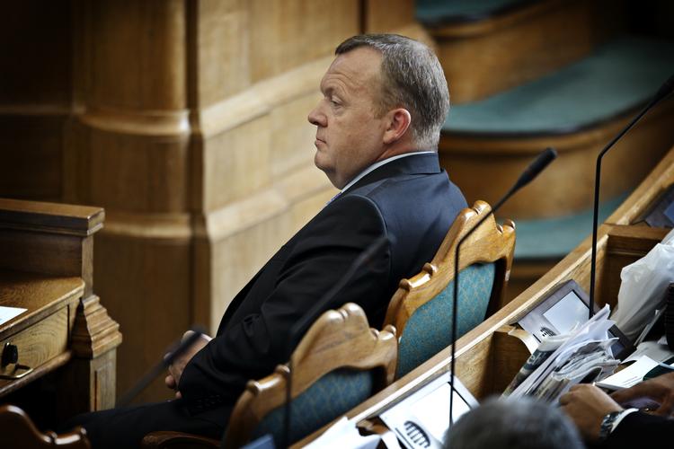 strategi. I de sidste dage af valgkampen har statsminister Lars Løkke Rasmussen (V) blæst liv i værdikampen og udlændingespørgsmålet. Nu spiller han på frygten for, hvad en rød regering vil gøre, vurderer kommentatorer. 