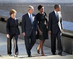 Mindedag. Laura og George W. Bush samt Michelle og Barack Obama ved Ground Zero, hvor to fly for ti år siden fløj ind i World Trade Center, så de to kæmpe tårne styrtede i grus. 