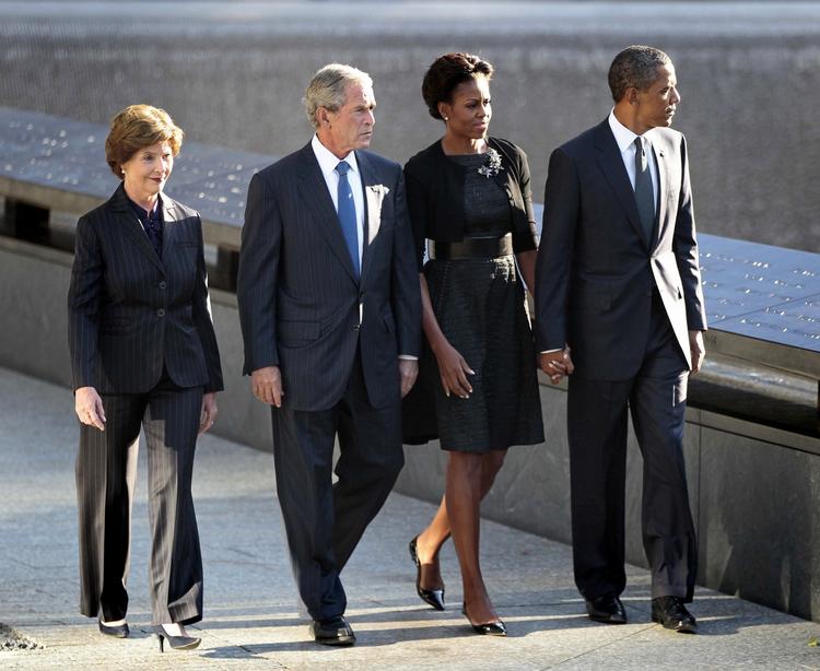Mindedag. Laura og George W. Bush samt Michelle og Barack Obama ved Ground Zero, hvor to fly for ti år siden fløj ind i World Trade Center, så de to kæmpe tårne styrtede i grus. 