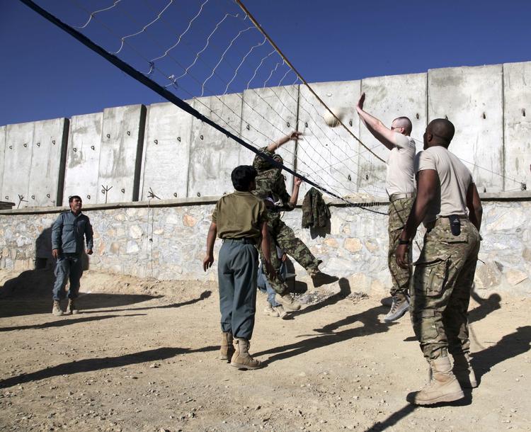 MILITÆRBASE. Ringmuren omkring Sayed Abad-basen hindrede, at bilbombe medførte langt større ødelæggelser på basen. Her ses den på en foto, hvor afghanske og amerikanske soldater spiller volley. 