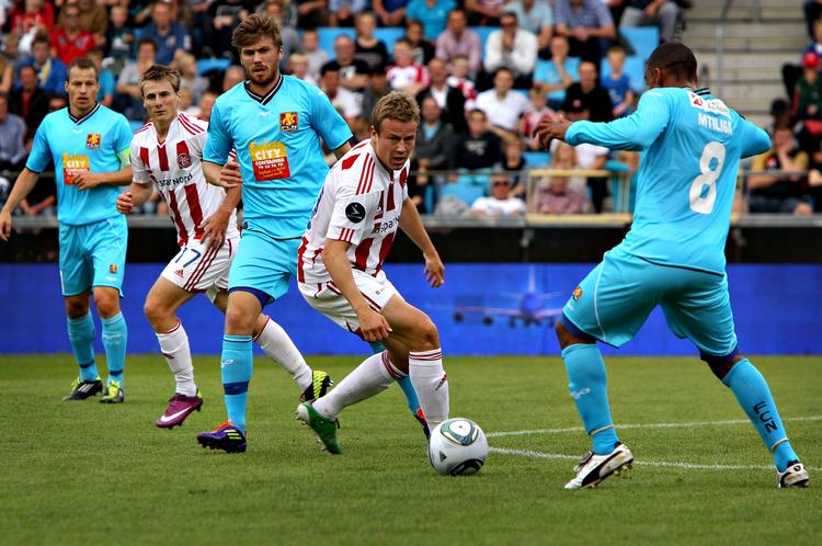 advarsel. Patrick Mtiliga (th.) fik debut for FC Nordsjælland og Jeppe Curth fik en advarsel. 