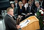 Mindehøjtidelighed. »Vores svar på angrebene viser, hvor stærke vores værdier er, og hvor stærkt vores nationer er bundet sammen«, siger Lars Løkke Rasmussen. 