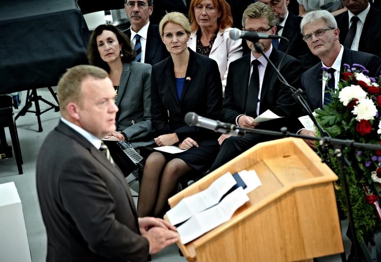Mindehøjtidelighed. »Vores svar på angrebene viser, hvor stærke vores værdier er, og hvor stærkt vores nationer er bundet sammen«, siger Lars Løkke Rasmussen. 