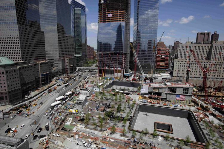Zero. Mindeparken ved Ground Zero åbner for offentligheden i forbindelse med tiåret for terrorangrebet. Her ses pladsen, imens den stadig var under opbygning. 