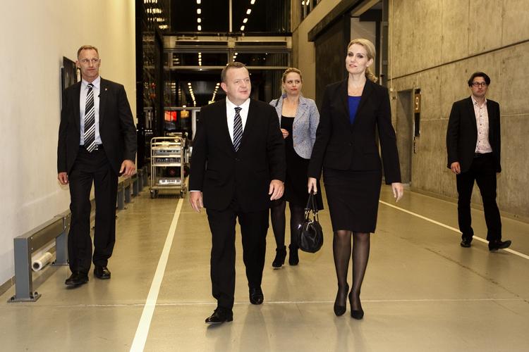 Modstandere. Helle Thorning-Schmidt og Lars Løkke Rasmussen ankommer til debatten i DR. 