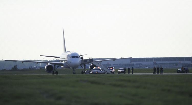 Dette fly fra selskabet Frontier landede søndag i Detroit, efter besætningen havde sendt bekymrende meldinger fra flyet. 