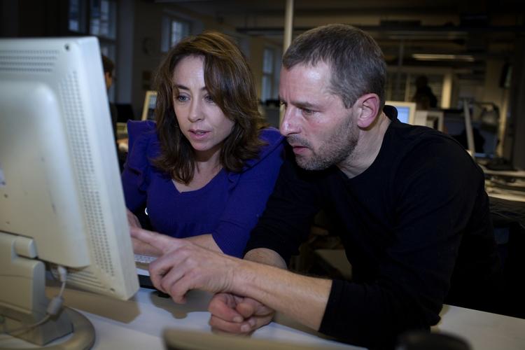 hit. Nu bliver den engelske udgave af den danske krimiserie 'Forbrydelsen' skrevet om til roman af en brite - og den udkommer på både dansk og engelsk. Forvirret? 