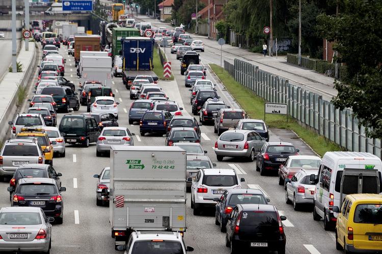 FARLIGT. Masser af bilister overhaler indenom og piller ved elektronikken under kørslen. 
