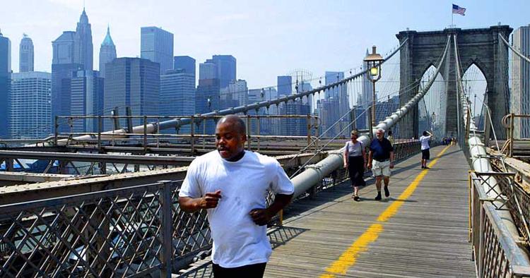 BROLØB. En løbetur over Brooklyn Bridge er en af de gratis forøjelser i New York. 