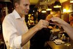 Skål. Peter Skaarup fra Dansk Folkeparti var fredag aften ude og møde vælgerne på Toga Bar. 