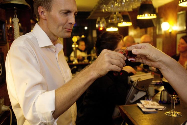Skål. Peter Skaarup fra Dansk Folkeparti var fredag aften ude og møde vælgerne på Toga Bar. 