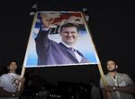 Diktator. Syriens præsident, Bashar al-Assad, kæmper for at holde sig ved magten. I går gik disse demonstranter på gaden til forsvar for diktatoren. 