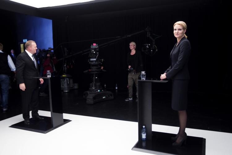 Duel. Lars Løkke kom ud på en ny gårtur, da han under debatten i går afleverede en huskeseddel til Helle Thorning-Schmidt. 