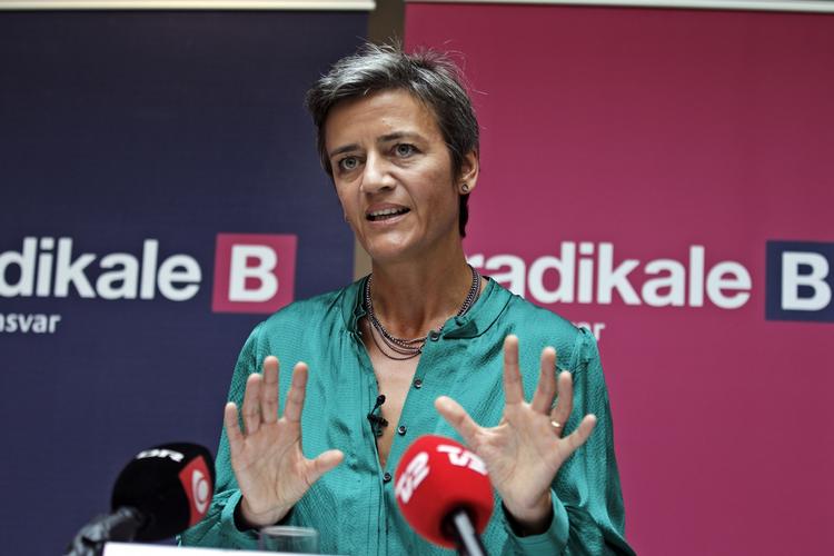 Opbakning. De radikales Margrethe Vestager har fortsat fuld tillid til Helle Thorning-Schmidt trods avisanklager om en ny skattesag. 