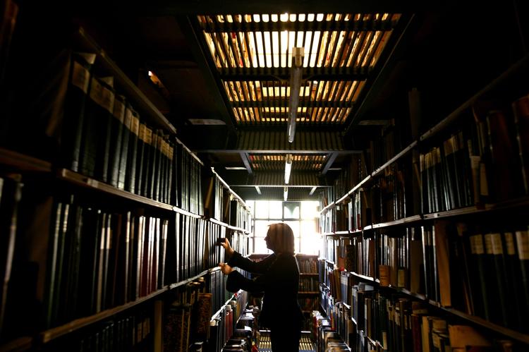 farvel. Omkring 12 medarbejdere skal i gang med at søge nyt job, når Det Kongelige Bibliotek tirsdag morgen uddeler fyresedler. 