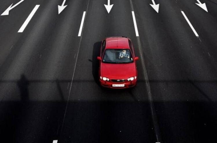 Ulovligt. Det koster en bøde at blive i overhalingssporet, når der er plads til højre. 