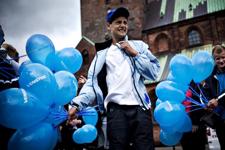 Brochurepolitik. Mange vælgere beslutter sig først sent i valgkampen. Derfor kan det måske godt betale sig for partierne at gå rundt på gaderne med partifoldere. 