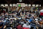 Flash mob. I tre minutter lå eleverne fra Københavnske gymnasier ned som en protest mod nedskæringer. 