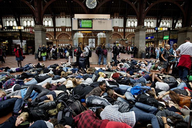 Flash mob. I tre minutter lå eleverne fra Københavnske gymnasier ned som en protest mod nedskæringer. 