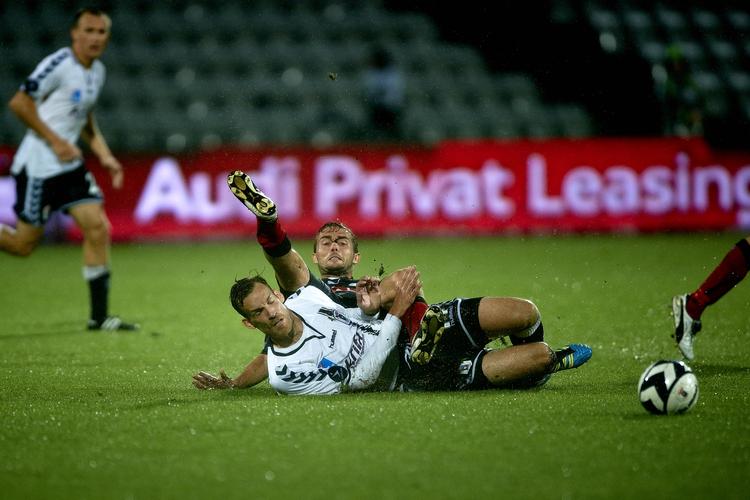 Søren Larsen, der her er i infight med FC Midtjyllands Jakob Poulsen, havde en forrygende aften på stadion i Aarhus. 