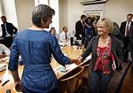 Margrethe Vestager og Pia Kjærsgaard i vante rammer på Christiansborg. I aftenens udgave 'Hvem vil være millionær' kunne de to ikke klare spørgsmålet til 250.000 kroner. 