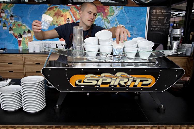 Prototype. Barista Rasmus Gamrath bag verdens eneste espresso-maskine af sin slags. Til 100.000 kroner ex moms. 