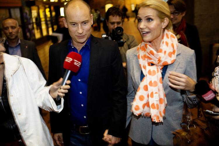 Tv-tid. Statsministerkandidat Helle Thoning-Schmidt bragte i aften sin mand, Stephen Kinnock, ind i valgkampen. 