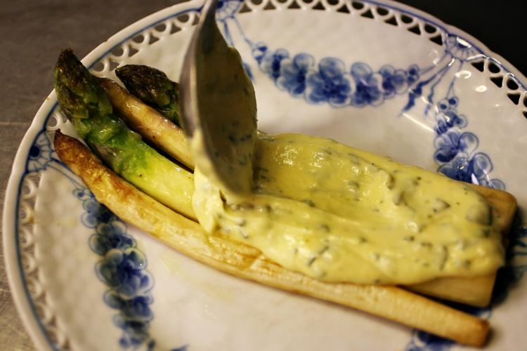 Tidstypisk. Restaurationen er både kaldt banebrydende og old school. I oktober serverer de deres åbningsmenu fra 1991. Som egentlig virker ret moderne. 