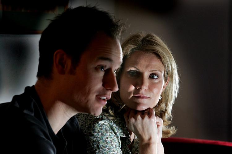 Indsnævret. Antallet af mistænkte i lækagesagen begrænser sig til en god håndfuld. Her ses Helle Thorning-Schmidt med sin mand, Stephen Kinnock. 