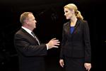 Husk. Lars Løkke gav i går en huskeseddel til Helle Thorning-Schmidt under DR-debat. 