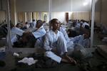 FANGER. Soldater fra Gaddafi-styrkerne i et midlertidigt fængsel i Tripoli, indrettet i en af byens skoler. Amnesty kræver, at de libyske oprørere sikrer en ordentlig behandling af deres modstandere. 