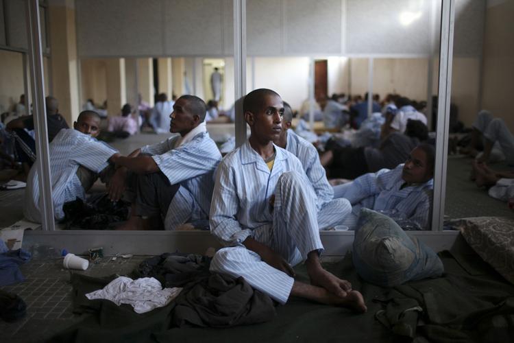 FANGER. Soldater fra Gaddafi-styrkerne i et midlertidigt fængsel i Tripoli, indrettet i en af byens skoler. Amnesty kræver, at de libyske oprørere sikrer en ordentlig behandling af deres modstandere. 