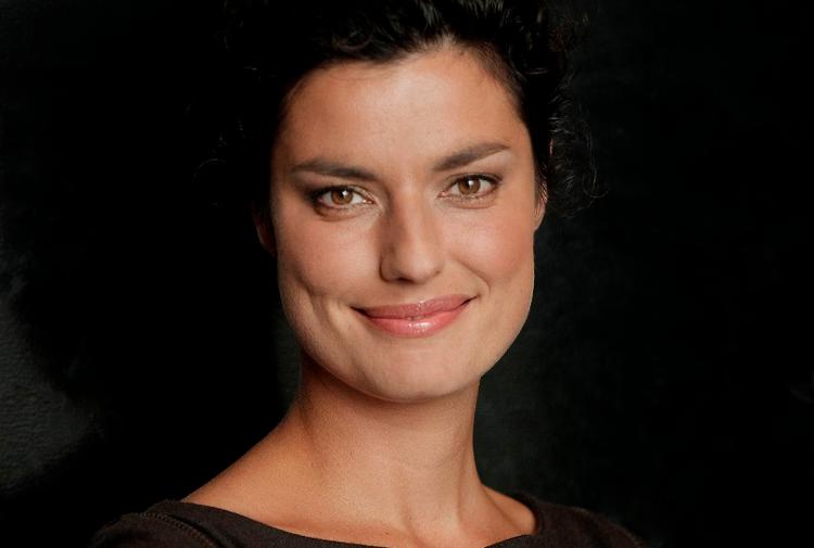 TV. Alberte Clement Meldal tager bøgerne med ud i virkeligheden i det nye  program 'Tekst-TV'. 