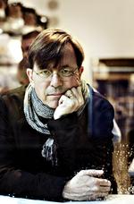 Stilsikker. Svenske Steve Sem-Sandberg forstår at komponere og sprogliggøre sit store materiale. 