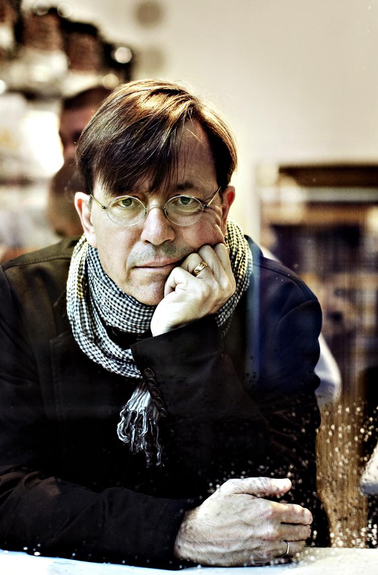 Stilsikker. Svenske Steve Sem-Sandberg forstår at komponere og sprogliggøre sit store materiale. 