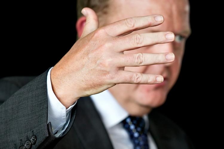 Farveløs. »Han er en jævnt kedelig skikkelse, som kun fik jobbet, fordi hans forgænger trådte tilbage for at blive generalsekretær i Nato«, skriver Economist. 