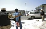 OVERGREB. Libysk oprører med tilfangetagen Gaddafisoldat. Nu kritiserer Amnestyrapport begge sider for overgreb, begået under kampene i landet. 