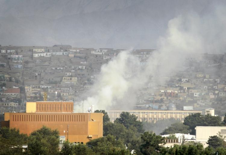 KAMP. Røgsøjler slår op i Kabul under sikkerhedsstyrkernes kamp mod talebanterrorister i byen. 