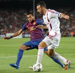 deling. MIlan og Gianluca Zambrotta (t.h.) snød med en scoring to minutter inde i overtiden  Daniel Alves og Barcelona for alle tre point. 