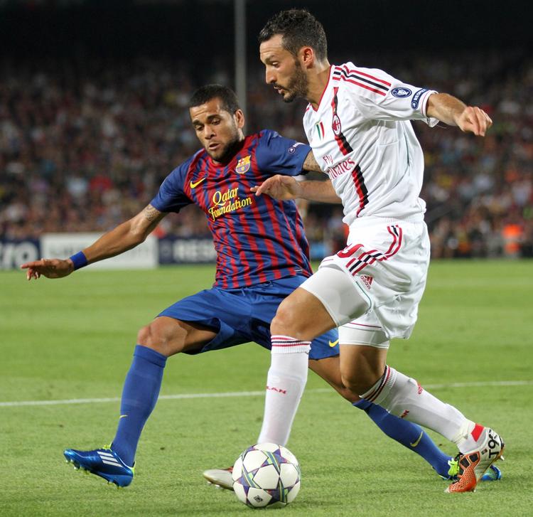deling. MIlan og Gianluca Zambrotta (t.h.) snød med en scoring to minutter inde i overtiden  Daniel Alves og Barcelona for alle tre point. 