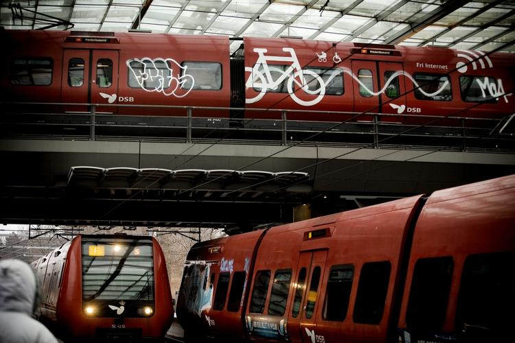 PARKERING. Det bliver svært at få plads til bilen ved stationen under VM. 