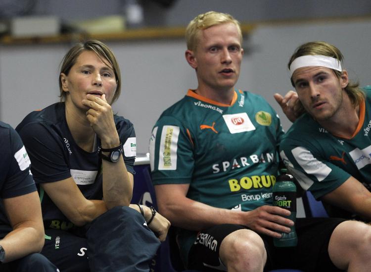 nederlag. Anja Andersen  og Viborg blev løbet over ende allerede i de første 30 minutter af kampen mod AG, der førte med 11 mål ved pausen. 