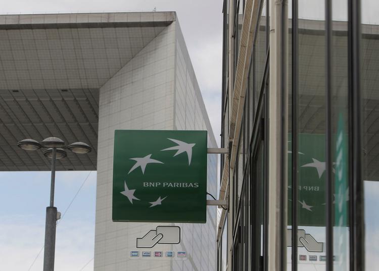 Limbo. Moody's kunne have nedvurderet ratingen for BNP Parbias også, men valgte ikke at gøre det, fordi banken er rustet til at absorbere tab fra ikke alene Grækenland, men også Irland og Portugal. 
