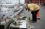 Ulykke. Der blev lagt blomster ud på havnen efter Præstø Ulykken, hvor en mandlig lærer omkom i februar efter at være kæntret på fjorden med et hold elever fra Lundby Efterskole. 