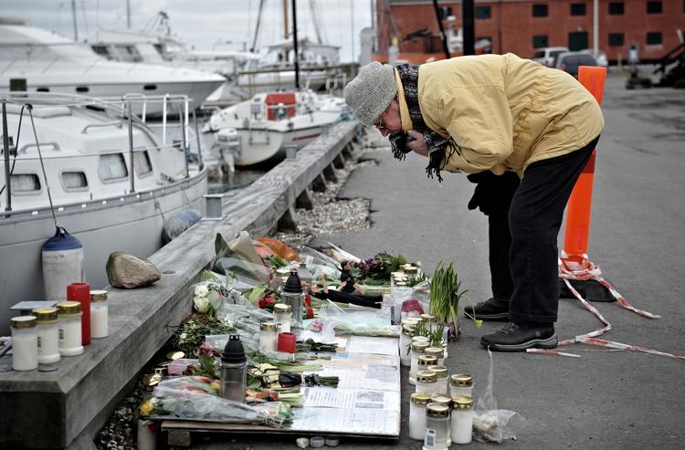Ulykke. Der blev lagt blomster ud på havnen efter Præstø Ulykken, hvor en mandlig lærer omkom i februar efter at være kæntret på fjorden med et hold elever fra Lundby Efterskole. 